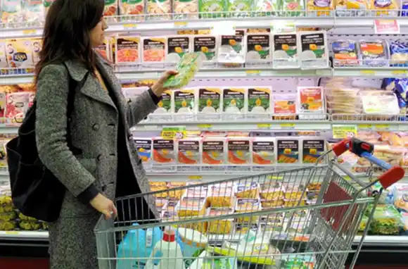 Amplían la eliminación del IVA a monotributistas y responsables inscriptos