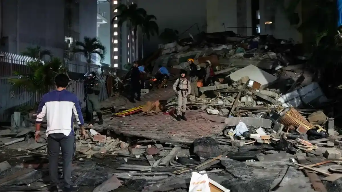 Los sismos derribaron edificios y provocaron caos en la capital, Caracas. Se esperaba que el saldo de víctimas aumente con el correr de las horas