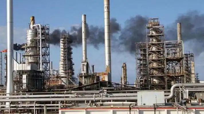 EL LASTIMOSO ESTADO DE LAS REFINERÍAS en el país tiene la producción de gasolina en el piso