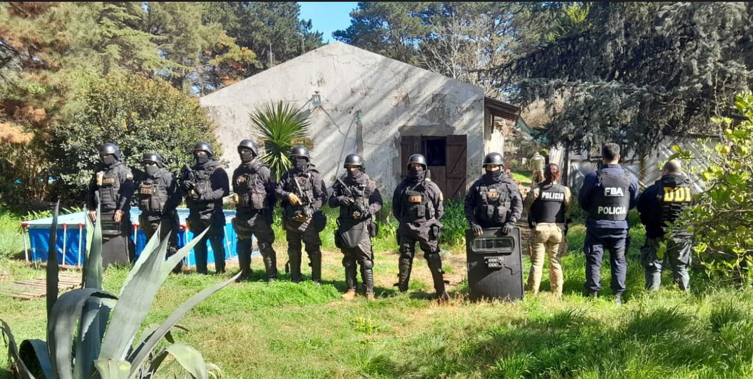 Uno de los operativos. En el inmueble de calle 532 al 1600, de Quequén