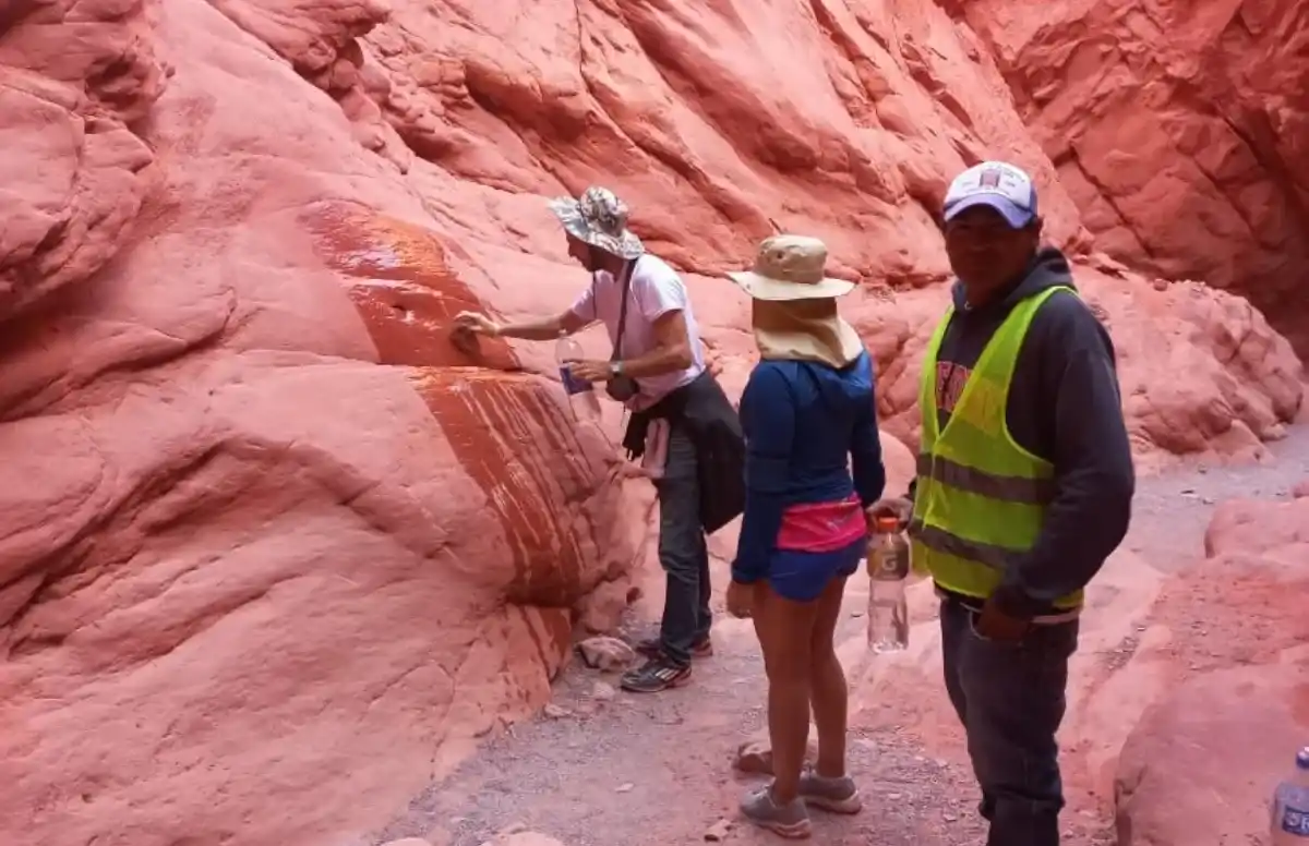 Turistas porteños debieron limpiar una roca que rayaron en la visita a un circuito de la provincia de Jujuy