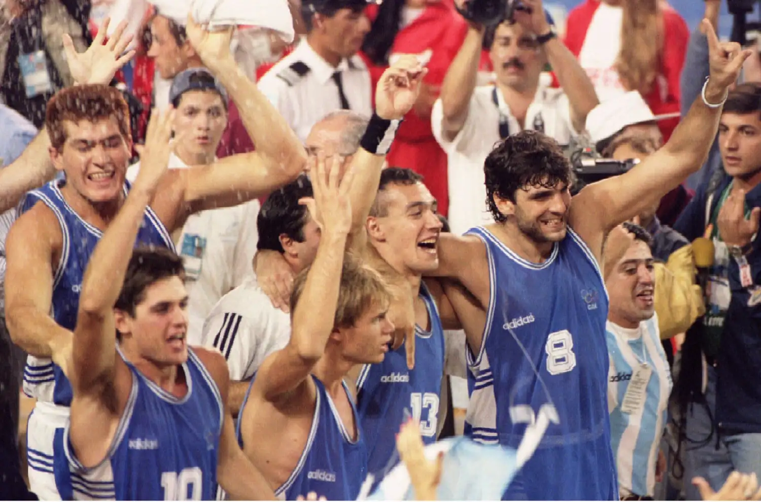 Parte de la Selección Argentina celebrando con Diego Maggi el título.
