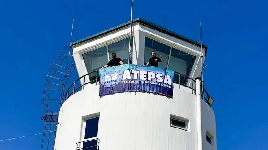 Los Controladores Aéreos levantaron el paro.