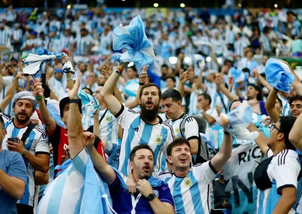 Los argentinos que viajaron a último momento pueden llegar a representar el 45% del total de la hinchada.