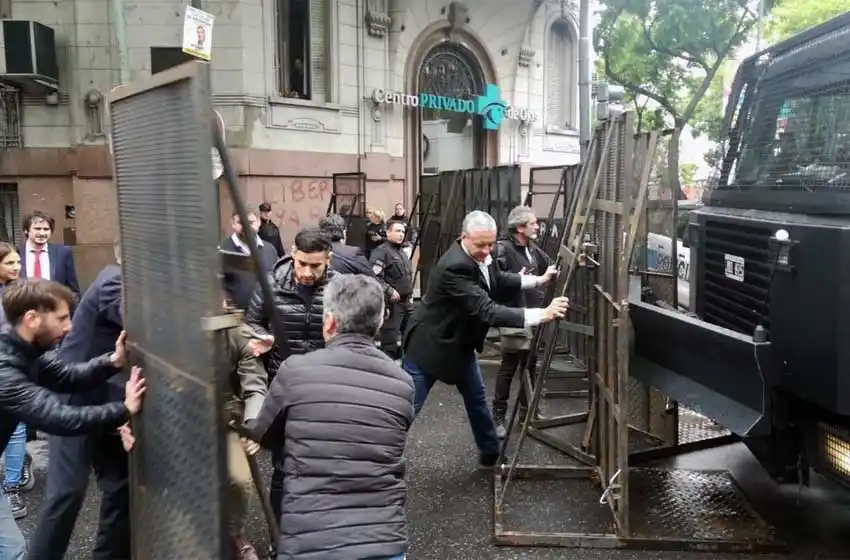 Diputados también fueron reprimidos por la policía en el Congreso