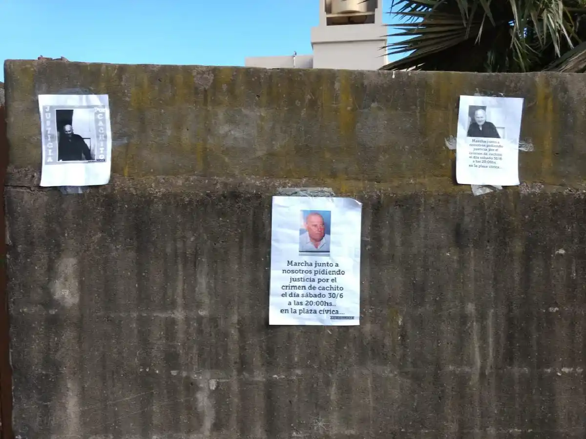 Antes de la marcha, los afiches pidiendo justicia por la muerte de “Cachito” Camisassa