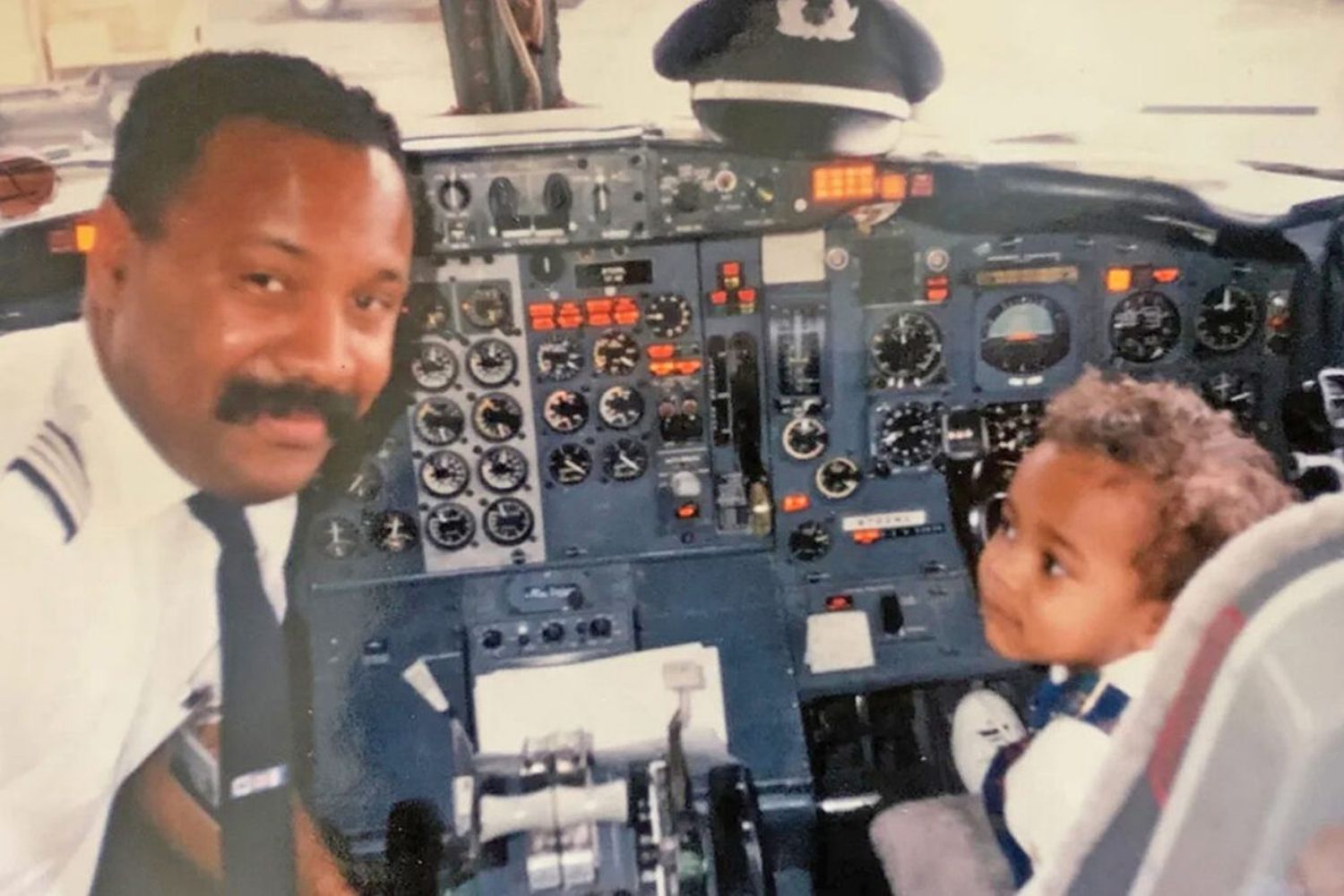 La aviación en la sangre: padre e hijo, ahora ambos pilotos de Southwest, recrean foto tomada hace 30 años