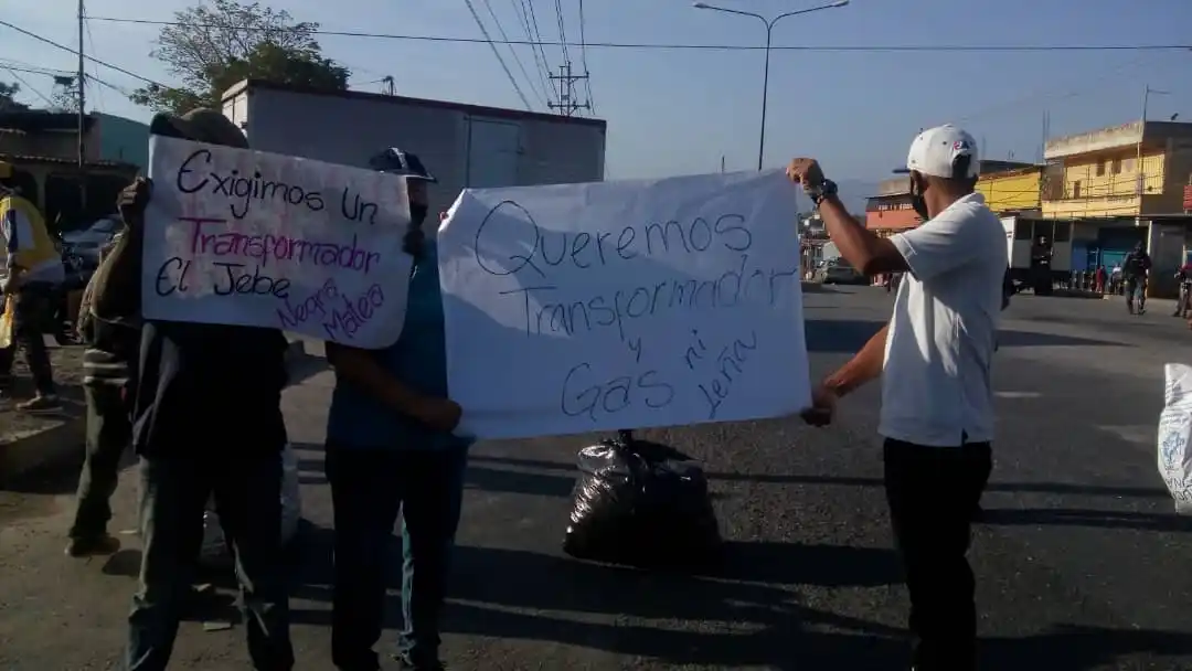 EN LA OSCURIDAD: comunidad de Lara cerró Intercomunal cansados porque llevan dos meses sin electricidad