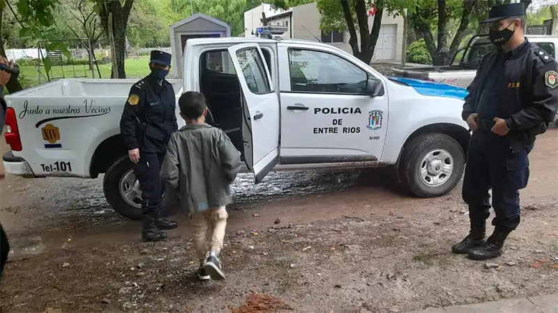 Un chiquito recibió el regalo que soñaba: dio una vuelta en un patrullero
