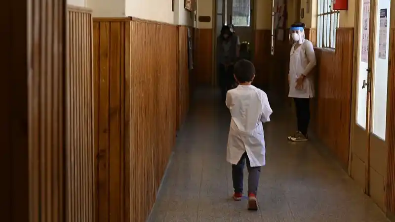 Vuelta a clases presenciales: Trotta adelantó que el ciclo lectivo podría extenderse hasta el 30 de abril