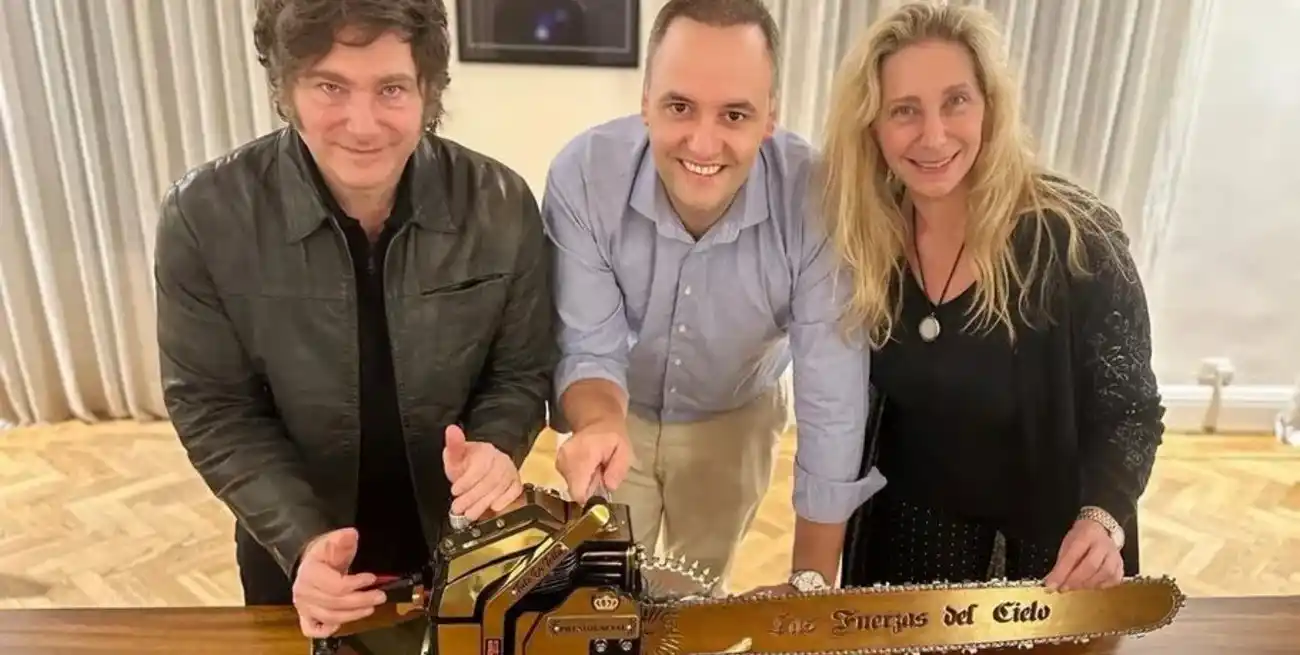 Los Milei y, en el centro, Adorni, en clave electoral.