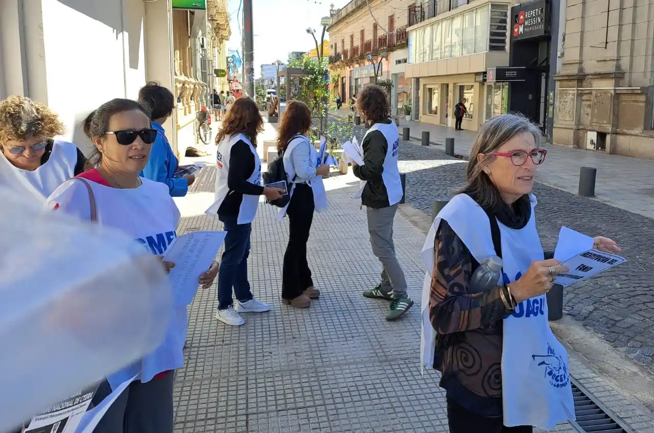 Paro de CTERA: Integrantes de Agmer entregaron panfletos en la zona céntrica
