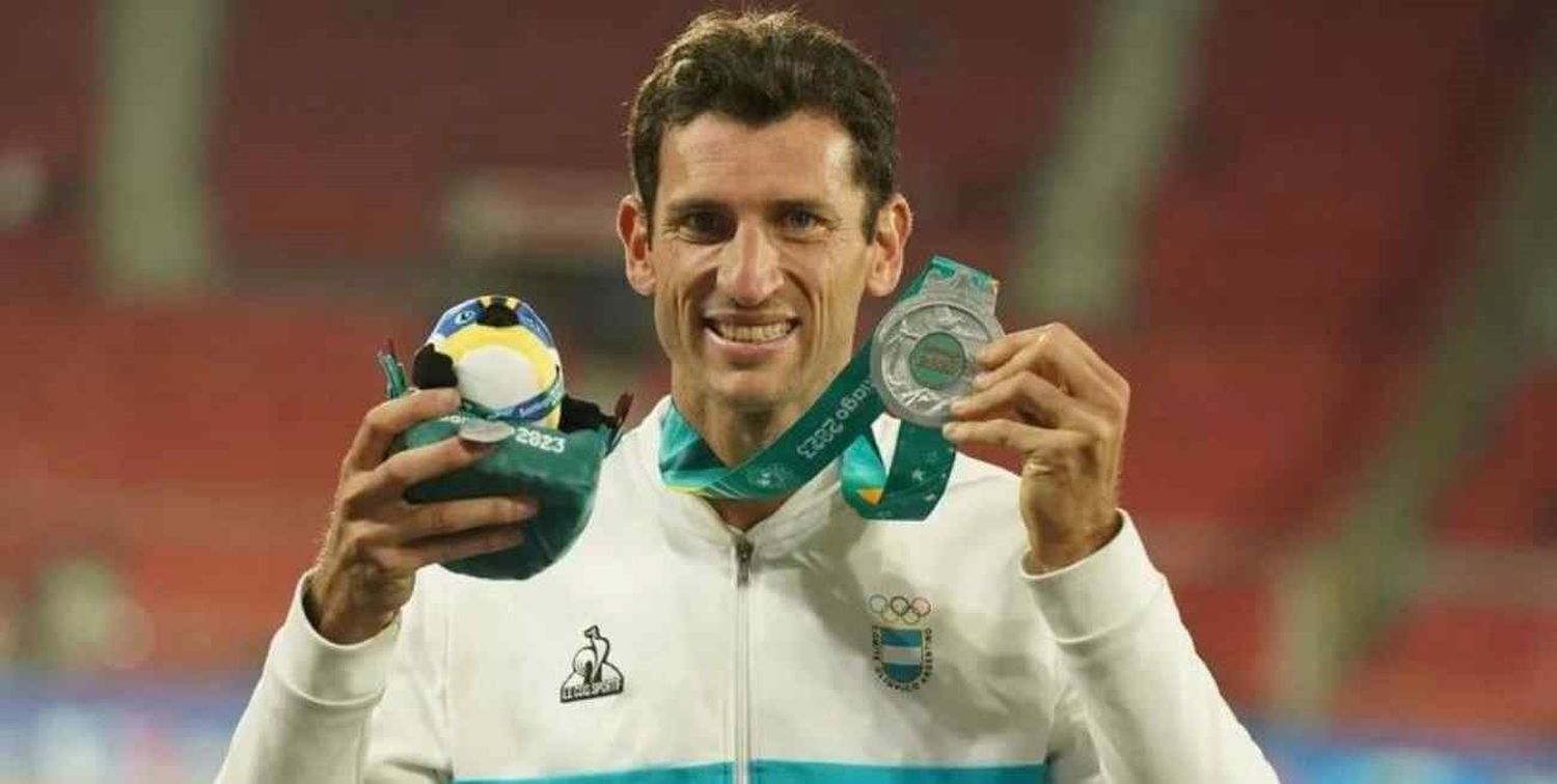 Germán Chiaraviglio posando con la medalla de plata y su muñeco de los Panamericanos de Santiago 2023. Créditos: @gerchiara