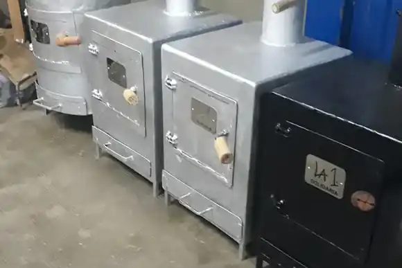 Estudiantes de Colón fabrican salamandras solidarias para familias necesitadas