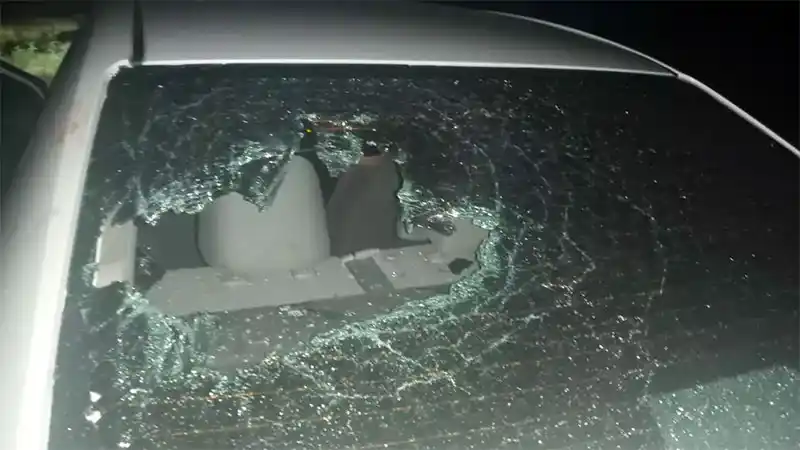 Padre e hijo iban por la ruta, discutieron y se tomaron a golpes dentro del auto: Terminaron en el hospital