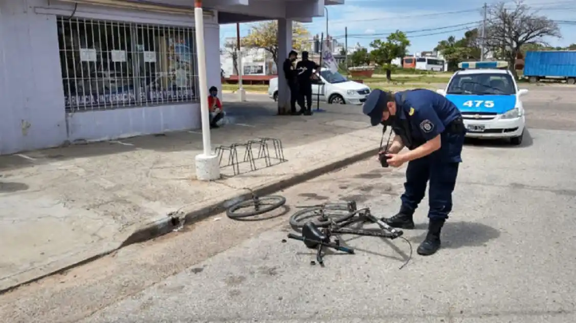 Robó una bicicleta, se pegó un tremendo golpazo y terminó huyendo a pie