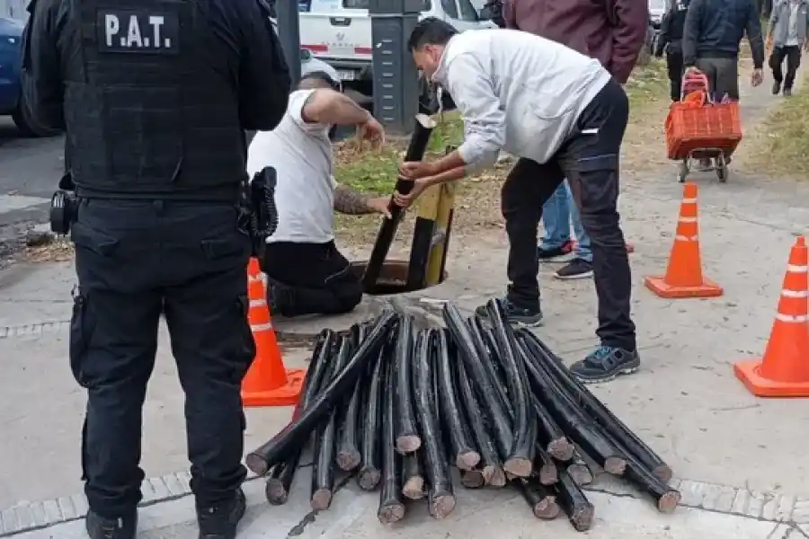 Haciéndose pasar por operarios, robaron cables con dos chatas ploteadas con el logo de Personal Flow