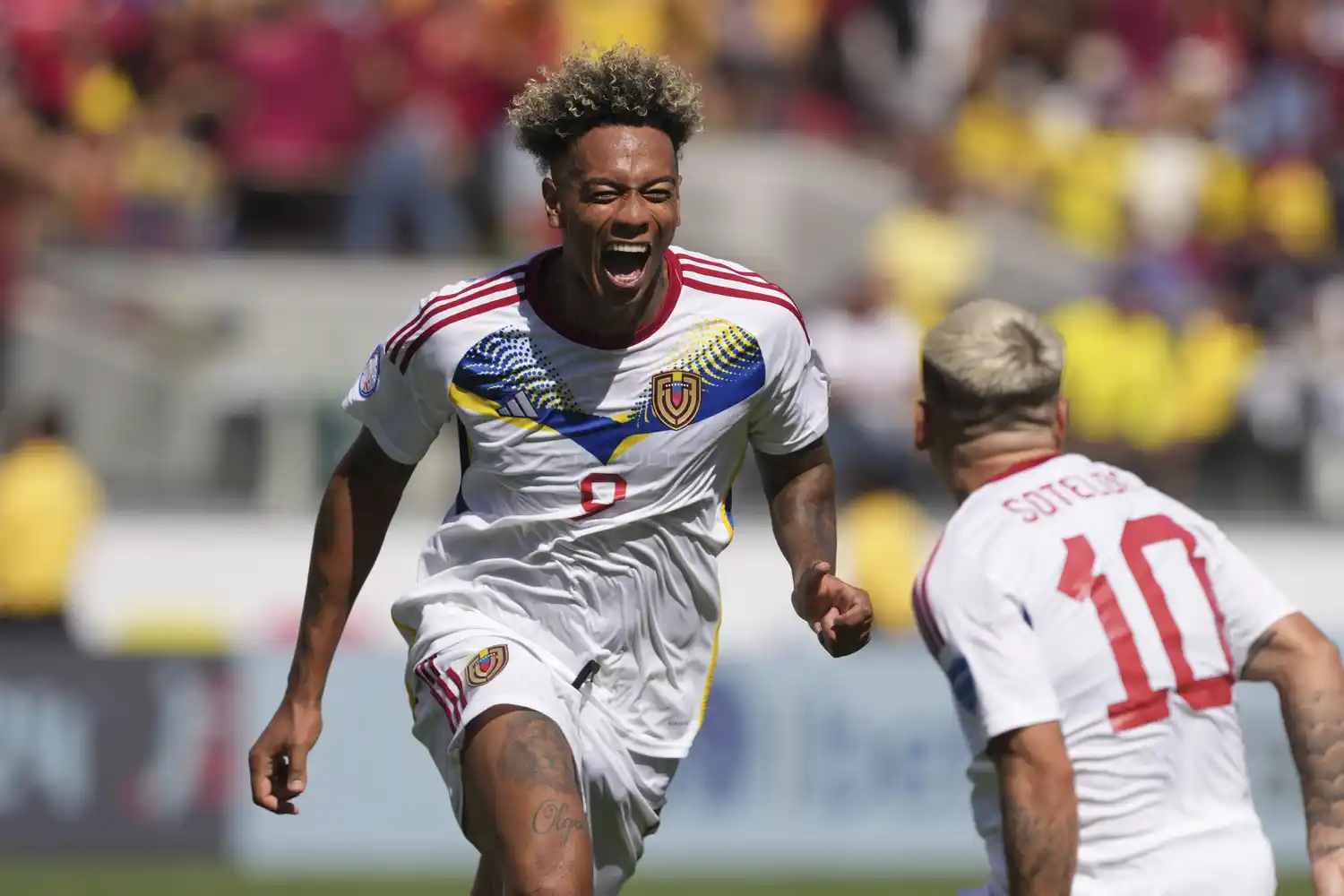 Jhonder Cádiz festeja el empate venezolano.