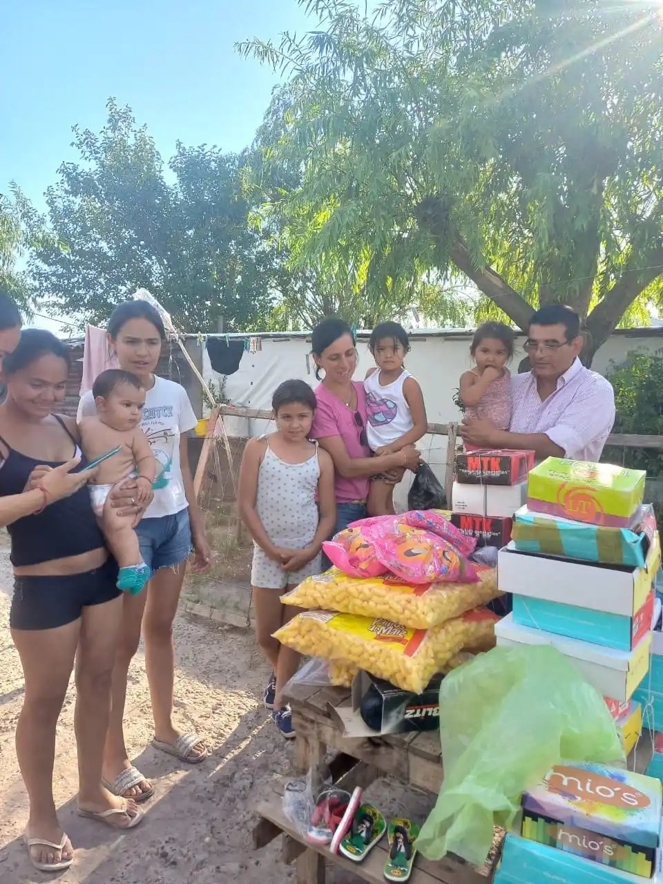 Entrega de calzados de grupo solidario