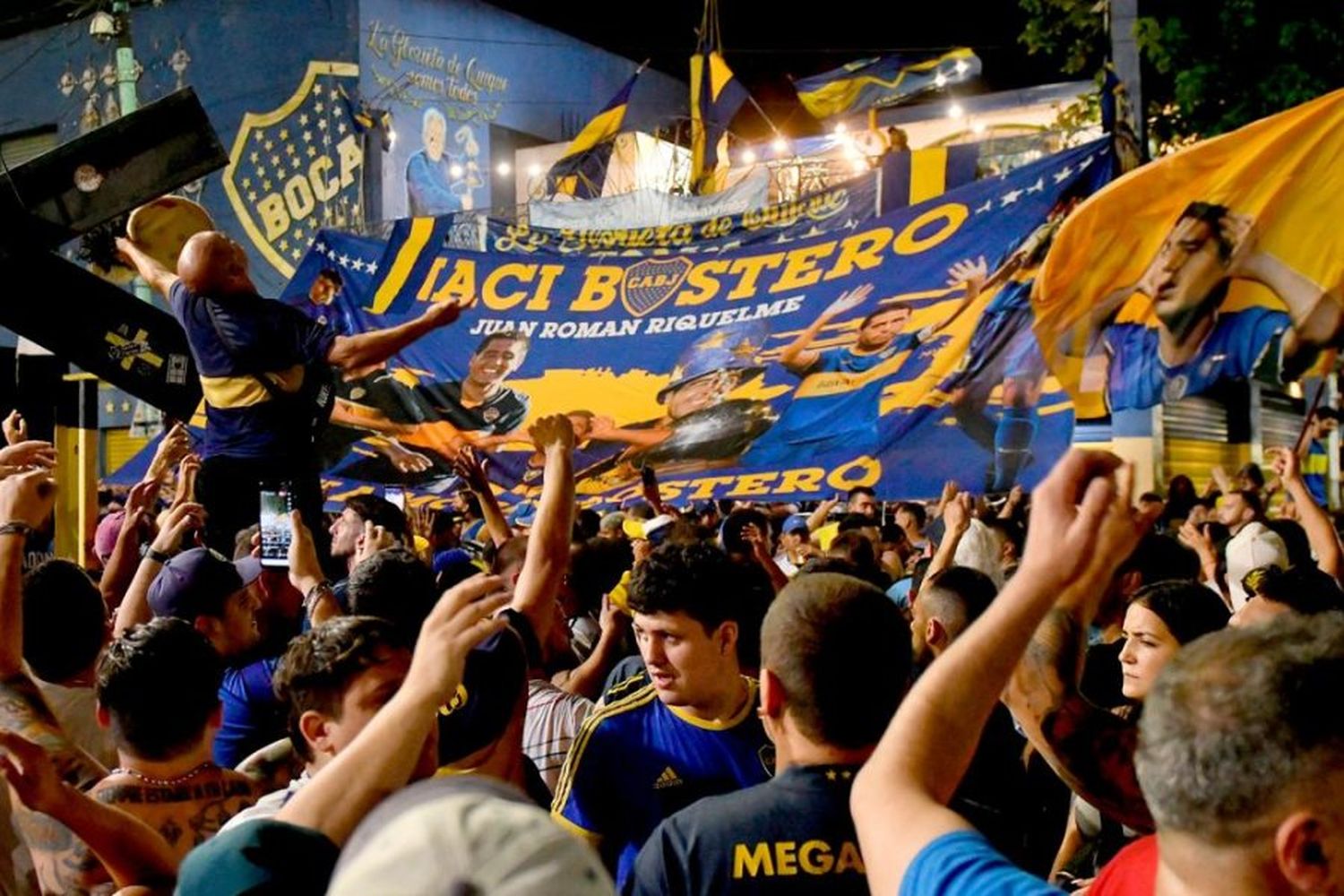 Cruce de acusaciones entre los candidatos de Boca y banderazo de hinchas por Riquelme