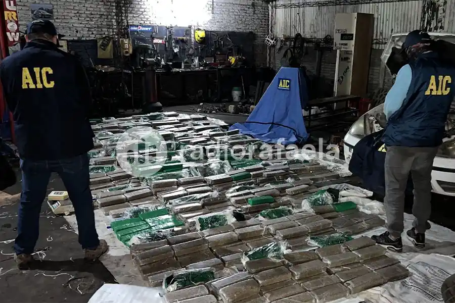 Detención masiva y gran secuestro de marihuana en Funes