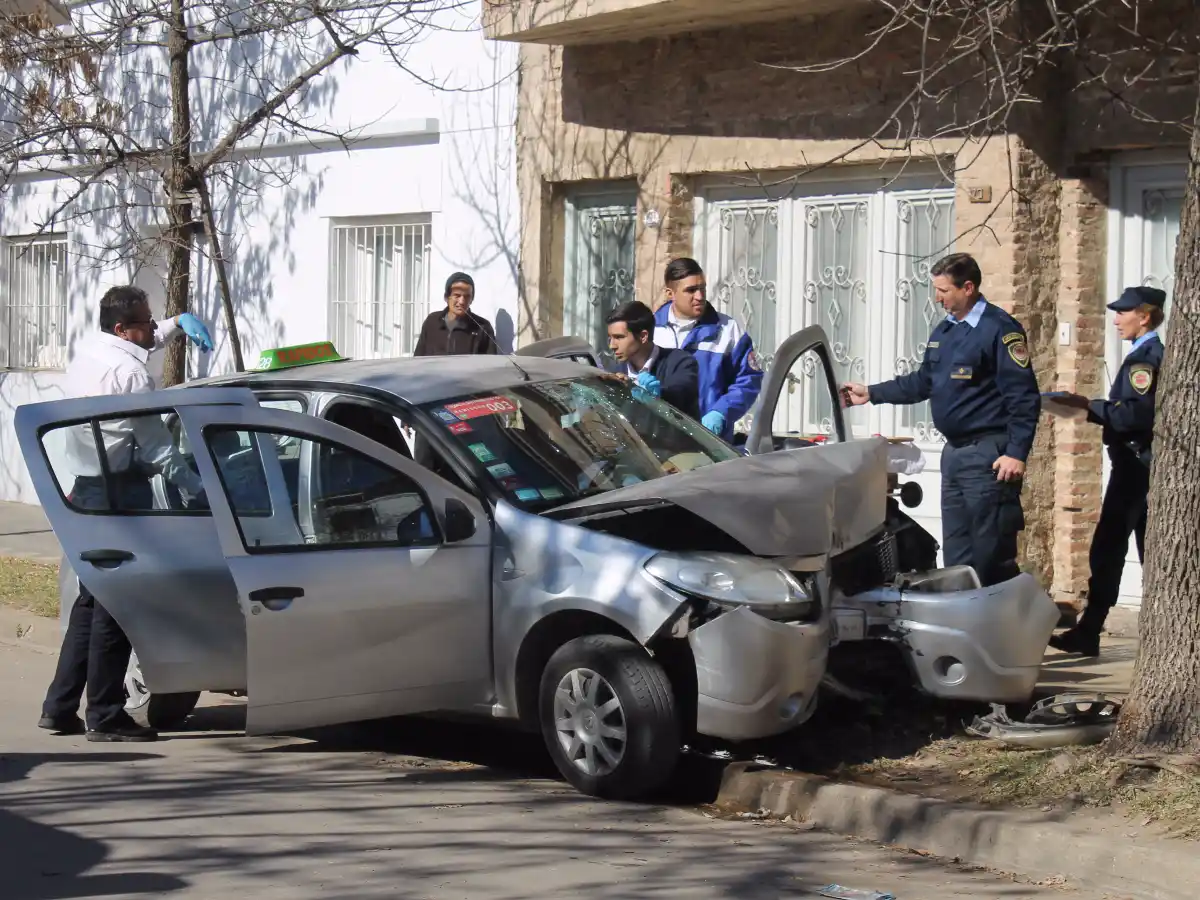 Remisero sufrió grave lesión al chocar con su auto contra un árbol