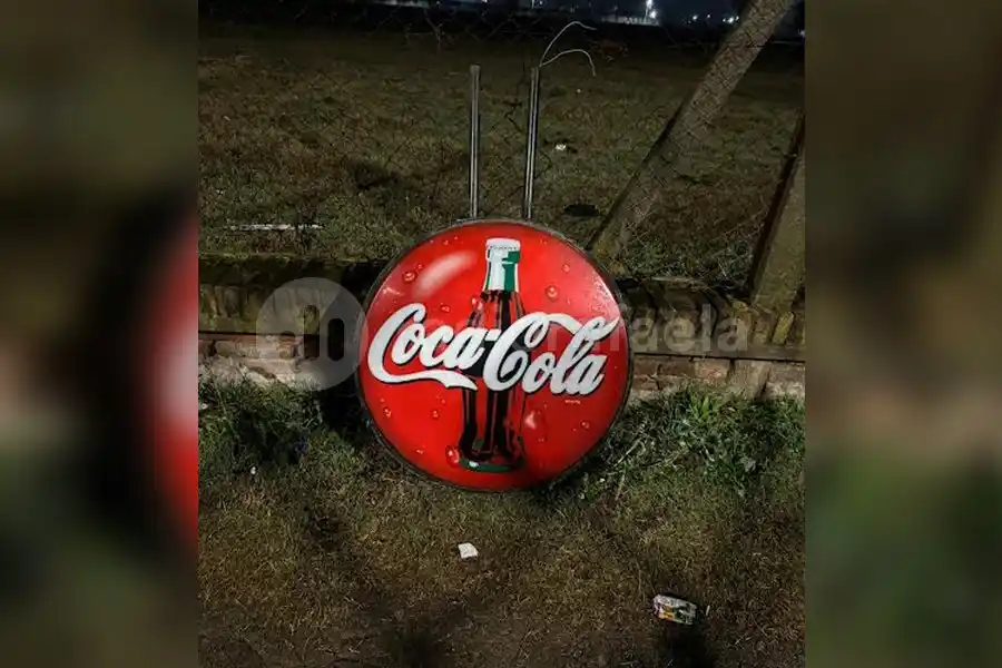 Insólito: lo agarraron llevándose un cartel lumínico de “Coca-Cola” a su casa