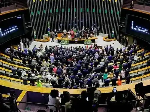 La Cámara de Diputados de Brasil aprobó la reducción de jornada laboral a 40 horas semanales.