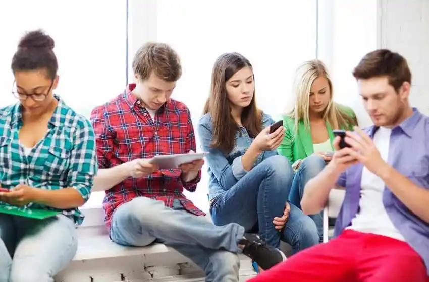 Emerger: “El uso excesivo de celulares está provocando nuevos problemas de salud”