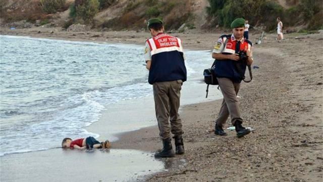 La familia del niño sirio fotografiado sin vida en el mar se opone a la película
