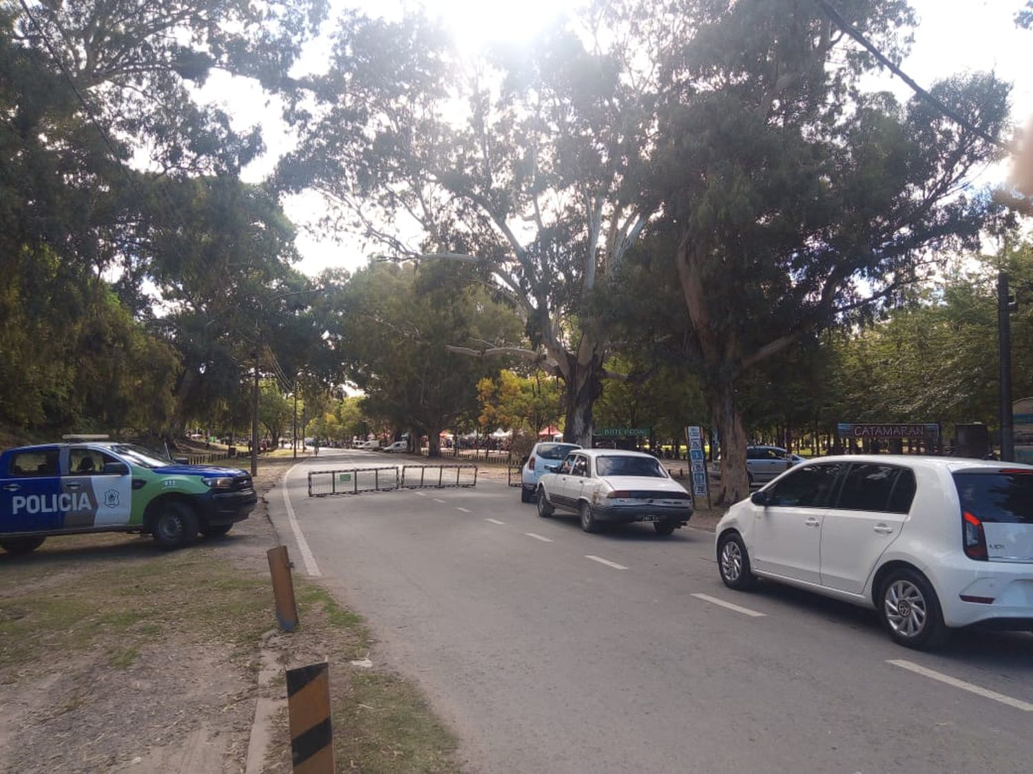 Persisten los cortes y restricciones para el tránsito en la avenida costanera