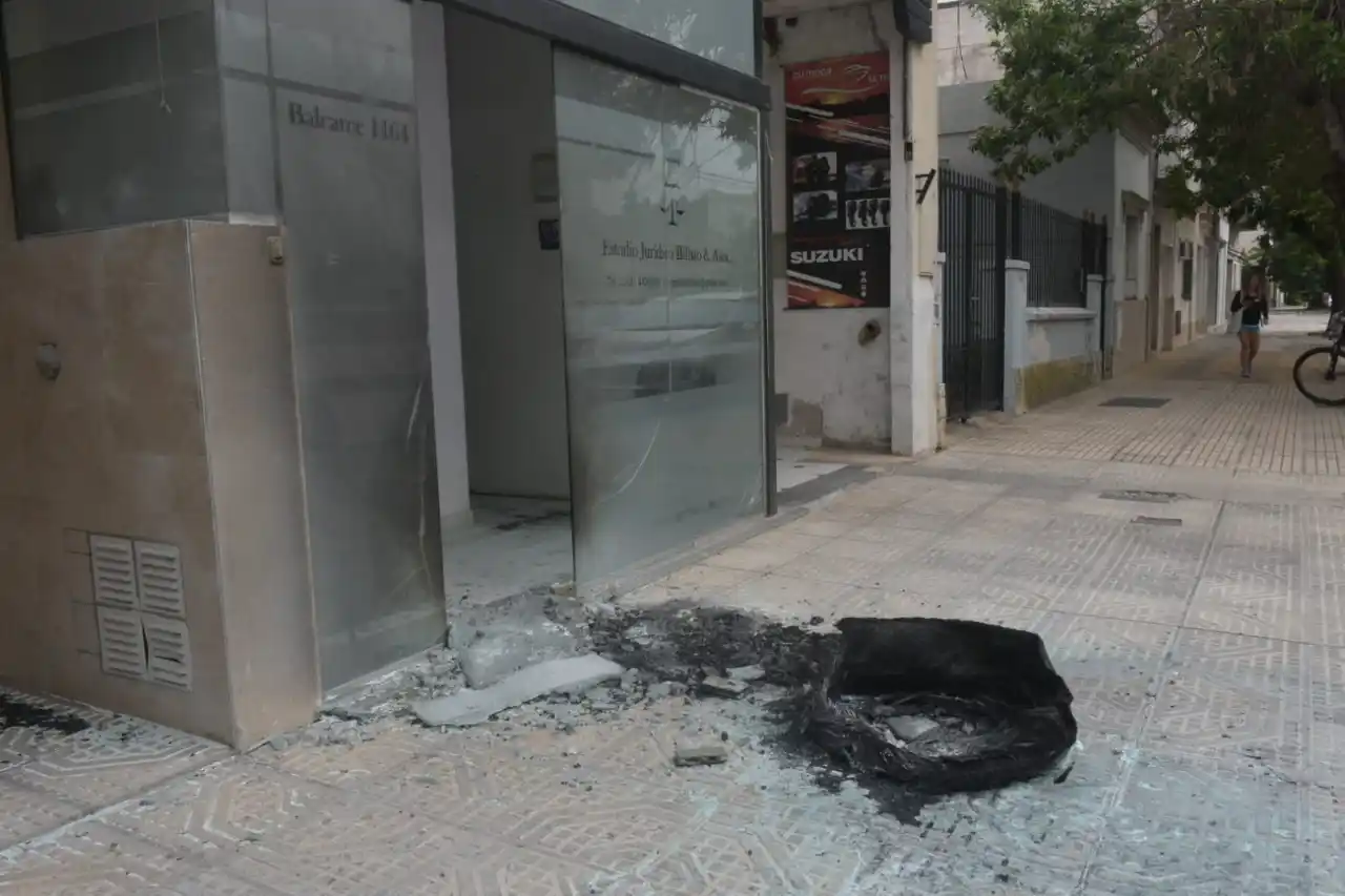 Vandalizaron un estudio jurídico de barrio Candioti