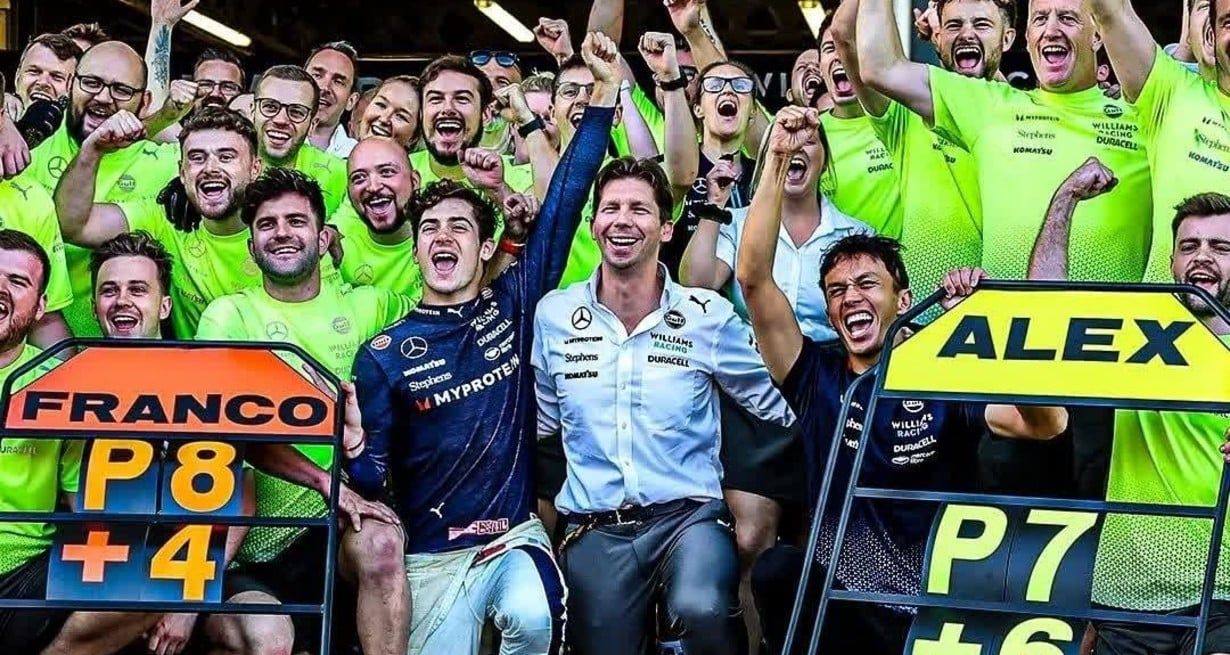 Franco Colapinto junto a James Vowles, jefe de Williams Racing y todo el equipo de la escudería británica.