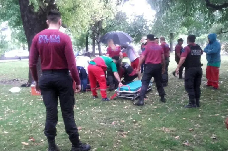 Murió en el hospital Piñero la mujer alcanzada por un rayo en la vía pública