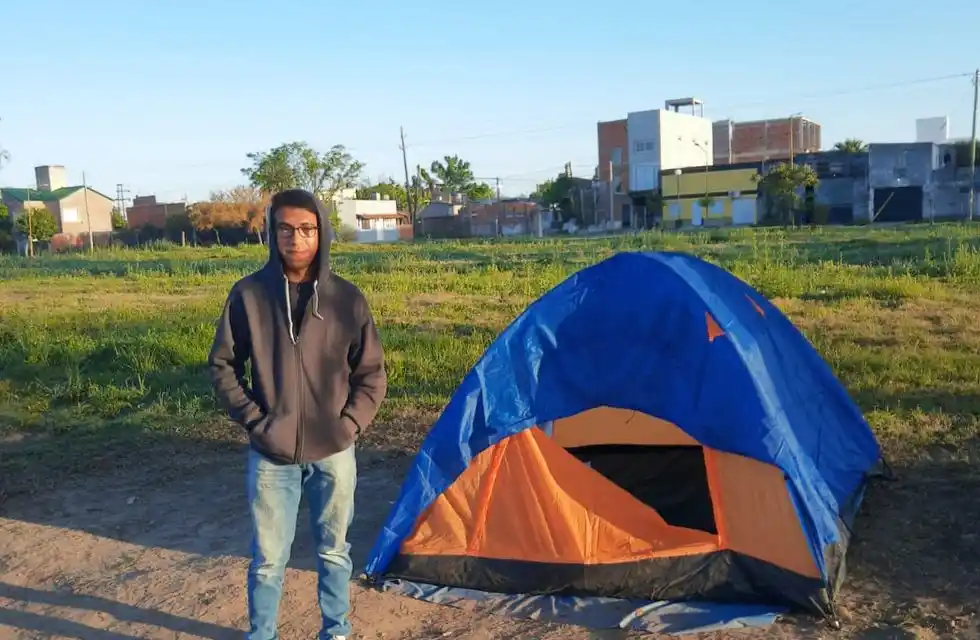 Entre Ríos: un estudiante cordobés acampó frente a la universidad para poder rendir
