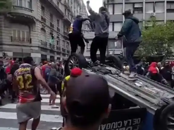 El sospechoso lucía una camiseta del club All Boys