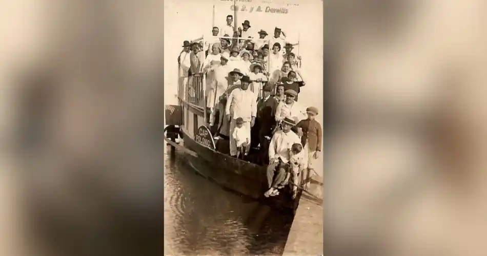 Turistas del “Lido Hotel” posando con la nave de Juan Radesky  (Archivo Gráfico y Museo Histórico)