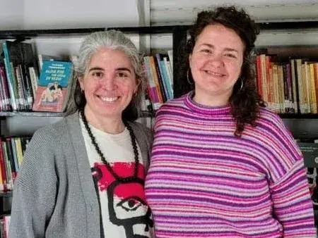 Patricia Tagliabue y la bibliotecaria María Serra