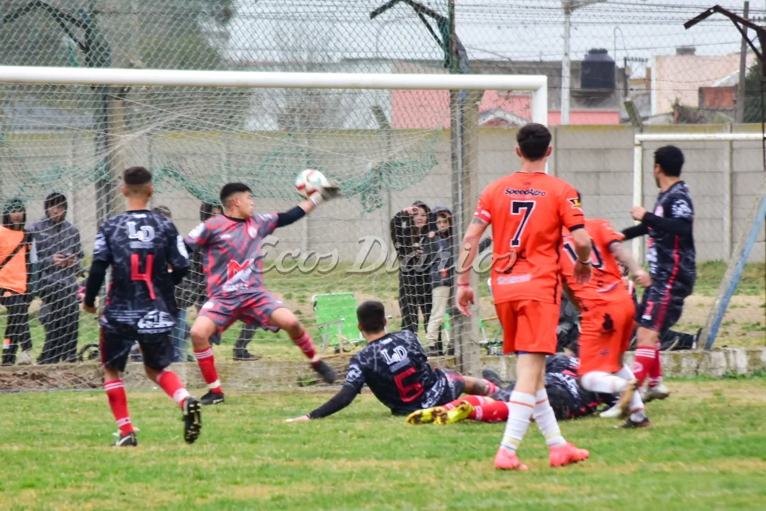 Tercer gol para Villa Díaz Vélez. Nahuel López remató, para que la pelota supere la humanidad de Rodrigo Navarrete