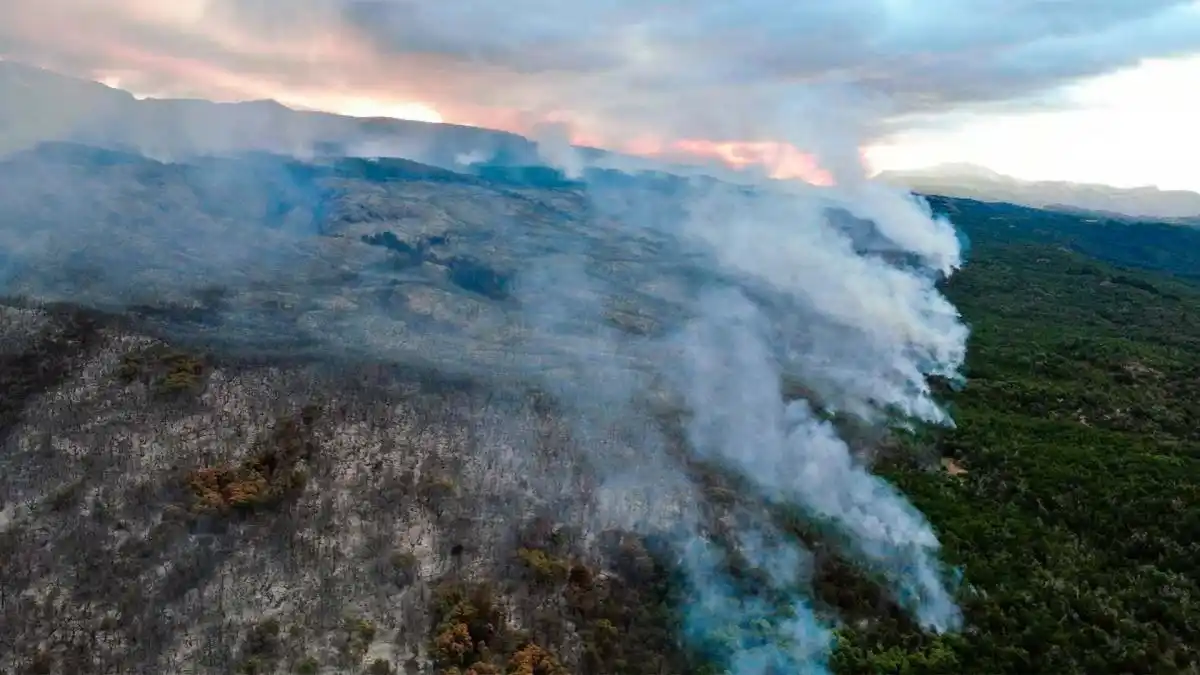 El incendio comenzó el jueves por la noche.