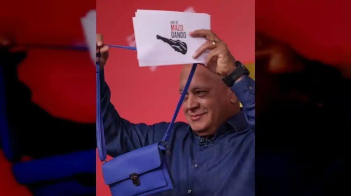 Diosdado Cabello «consiguió» la carterita azul de María Corina Machado, Y LA REVISÓ (VIDEO)