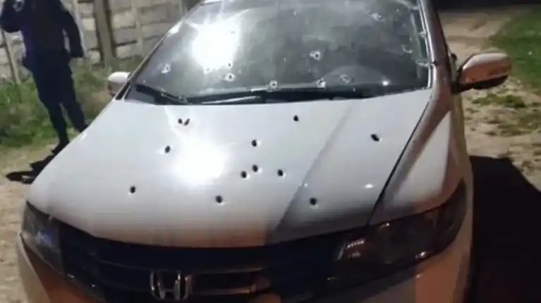 El auto en el que iba la víctima recibió al menos 60 balazos.