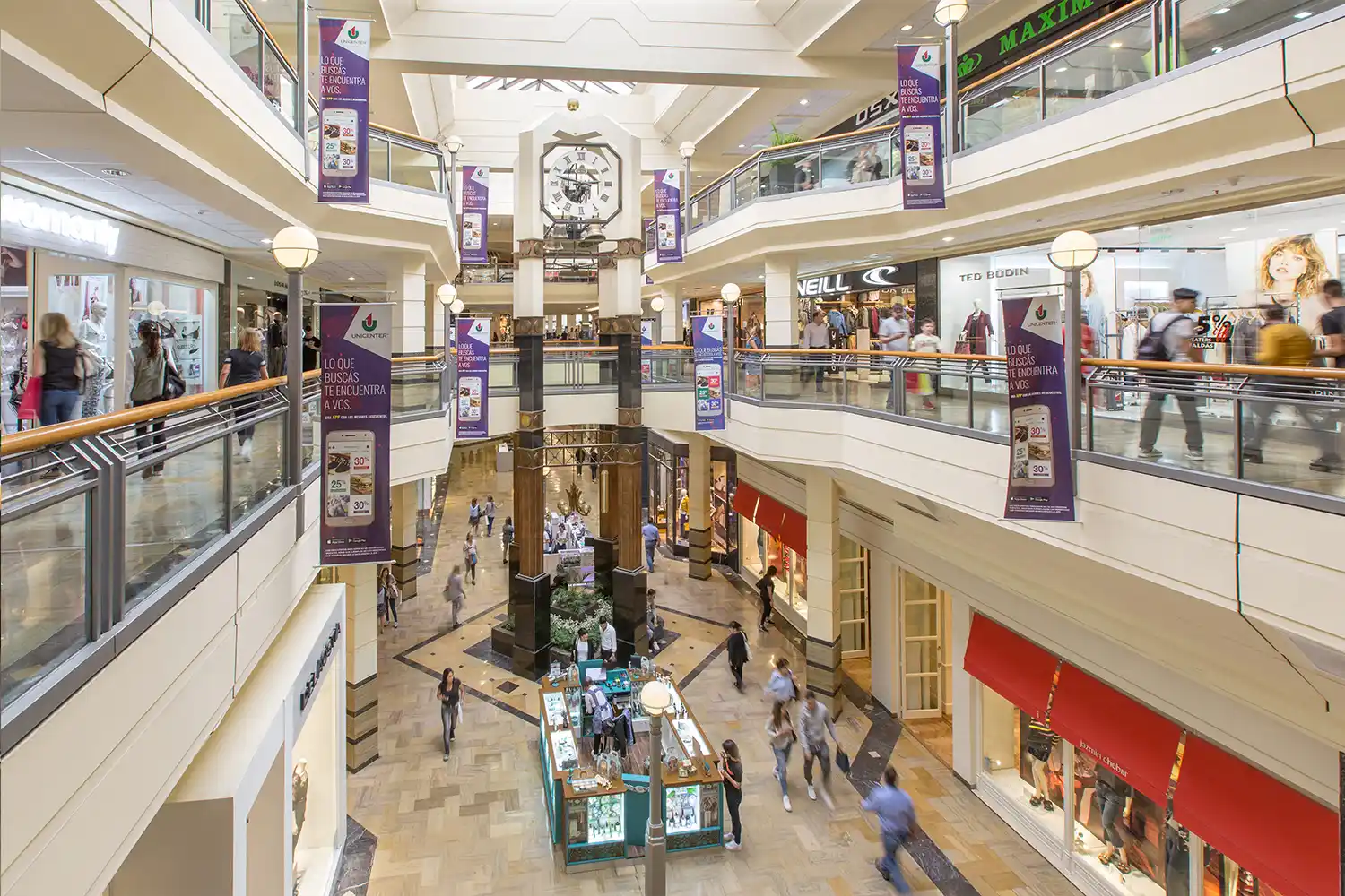 Las ventas en shoppings y supermercados volvieron a caer en abril