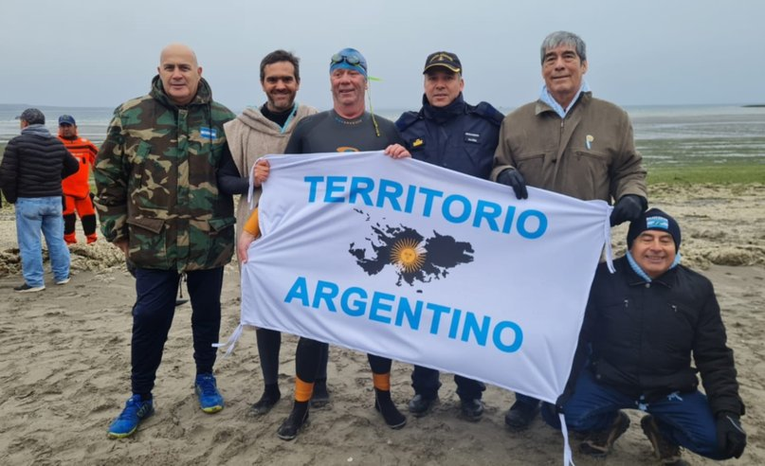 Nadadores de Mar del Plata llegaron para hacer un recorrido acuático, acompañados en esta oportunidad por un excombatiente.