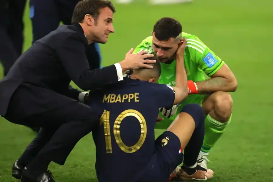 La actitud de Dibu Martínez con Mbappé tras el título de Argentina en el Mundial: lo consoló junto al presidente de Francia