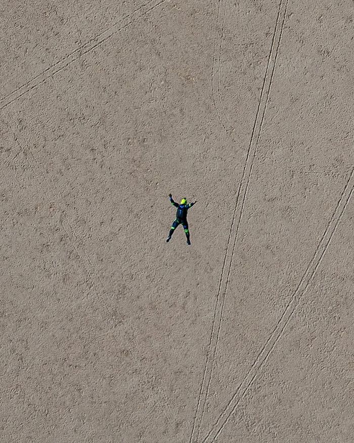El salto imposible: la foto del paracaidista cruzando el sol que dio la vuelta al mundo - 1