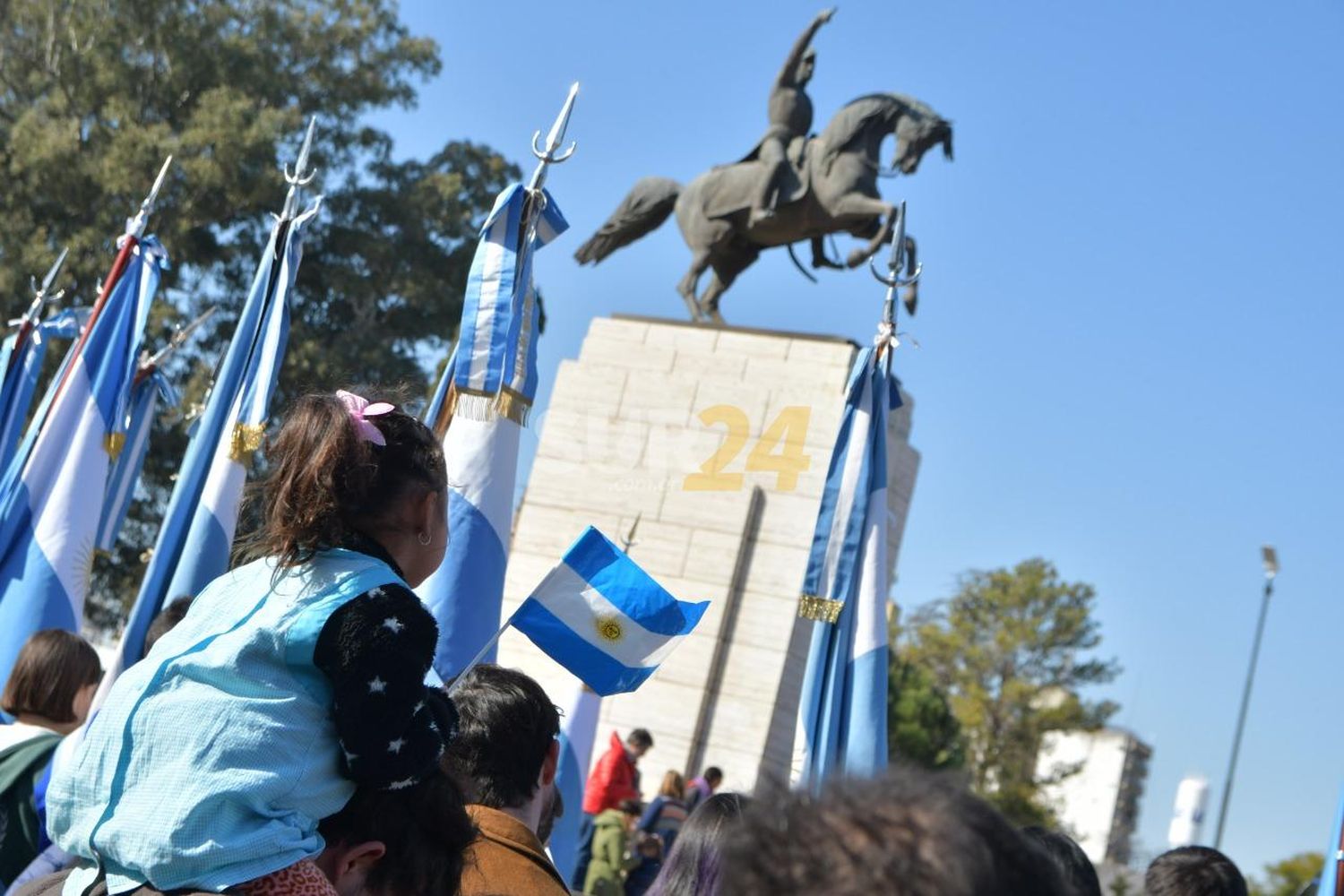 Con feria, desfile y acto, los vecinos de Venado celebraron la Independencia