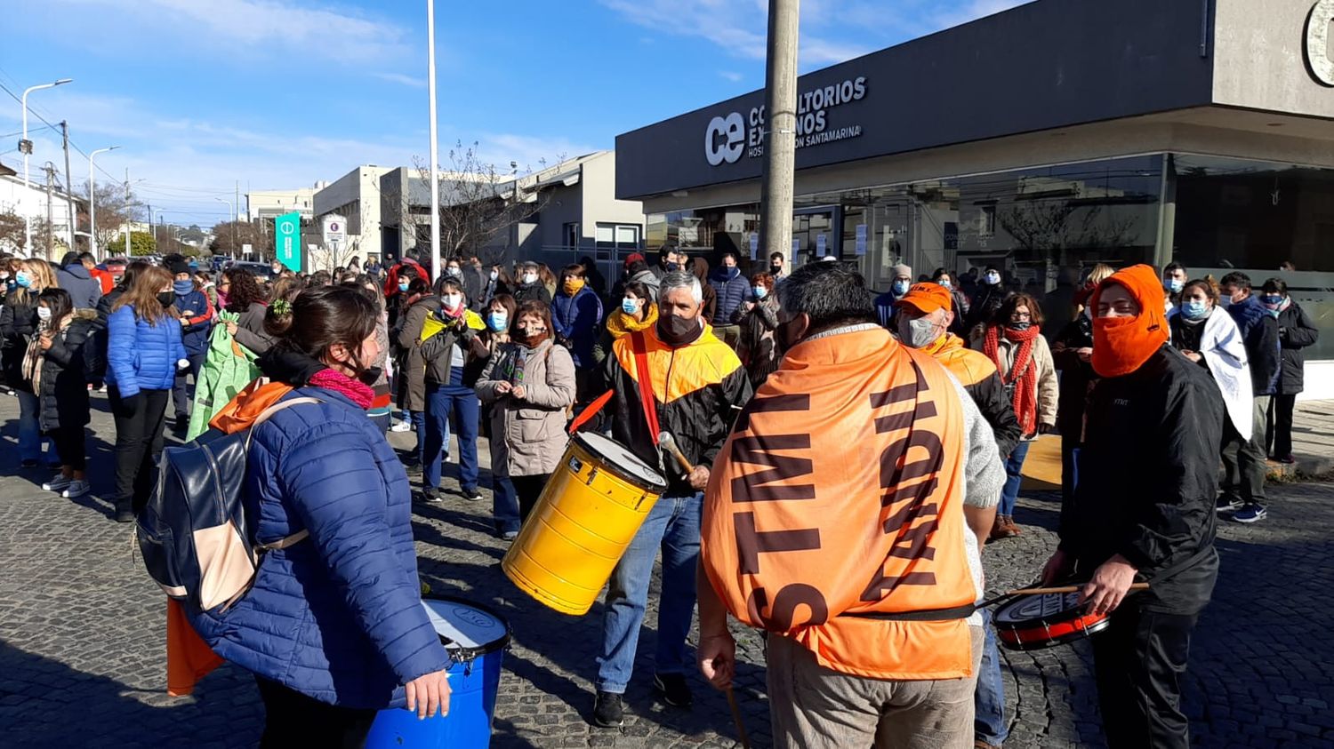 Con cortes de calles, trabajadores de la salud iniciaron el paro