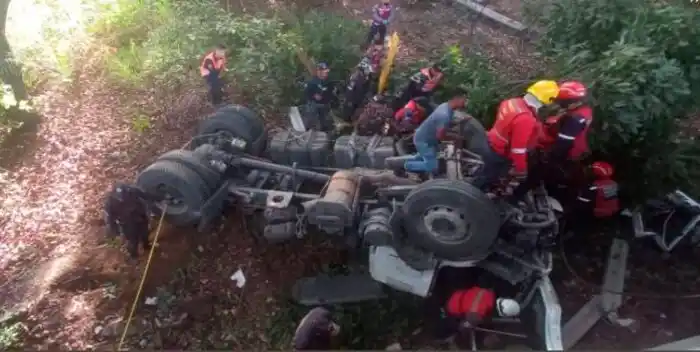 Tres muertos y un menor herido deja aparatoso accidente en la autopista Valle- Coche