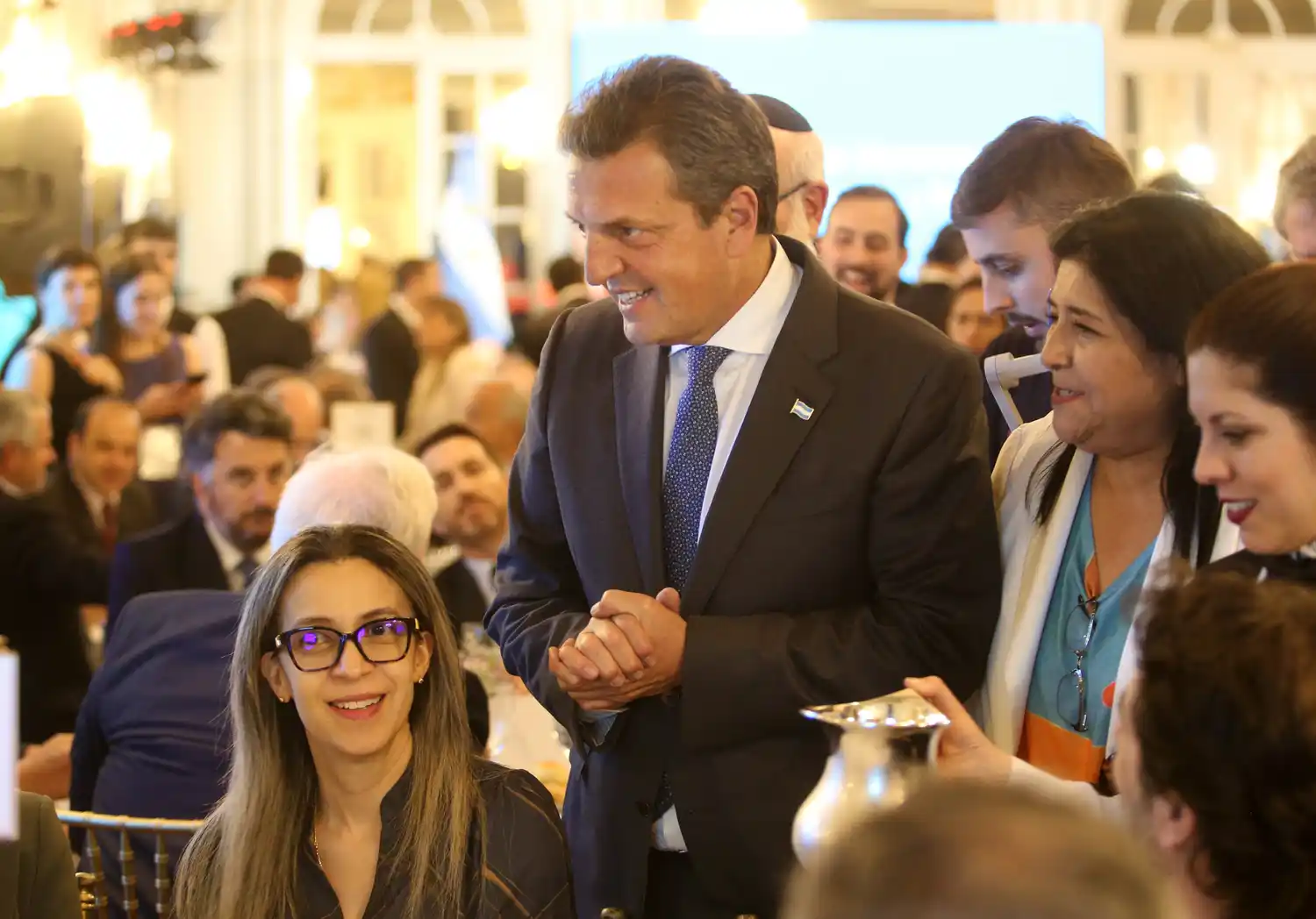 Massa cerró la campaña con actos y una exposición ante empresarios